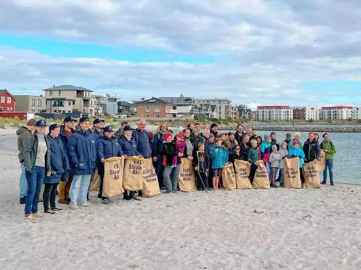 Gruppe von Freiwilligen Helfern und Helferinnen bei der FLENS StrandGut-Reinigungsaktion in Olpenitz.