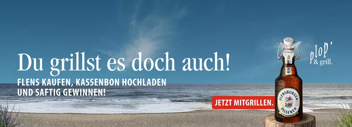 Grafik einer Strandkulisse, davor ein Flensburger Pilsener auf einem Poller; daneben ein Text "Du grillst es doch auch! FLENS kaufen, Kassenbon hochladen und saftig gewinnen!", "plop' & grill" und rotem Störer an der Flasche "Jetzt mitgrillen".