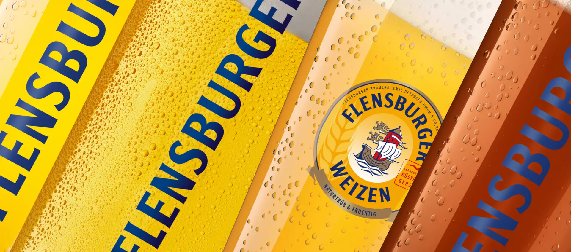 Close-Up von vier Gläsern mit unterschiedlich hellen Bieren.