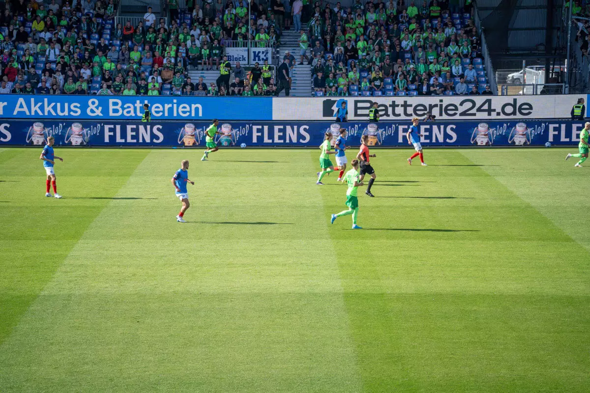 Bandenwerbung von FLENS bei Holstein Kiel.