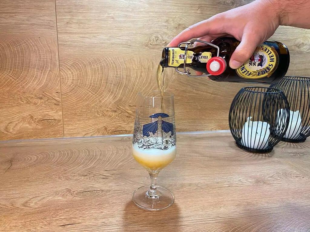 Flensburger Edles Helles wird in ein Bierglas eingeschüttet.