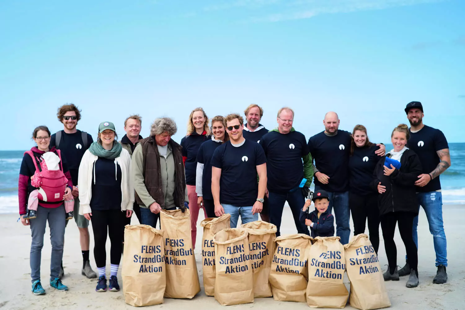 Gruppenbild einer StrandGut-Aktion von FLENS.