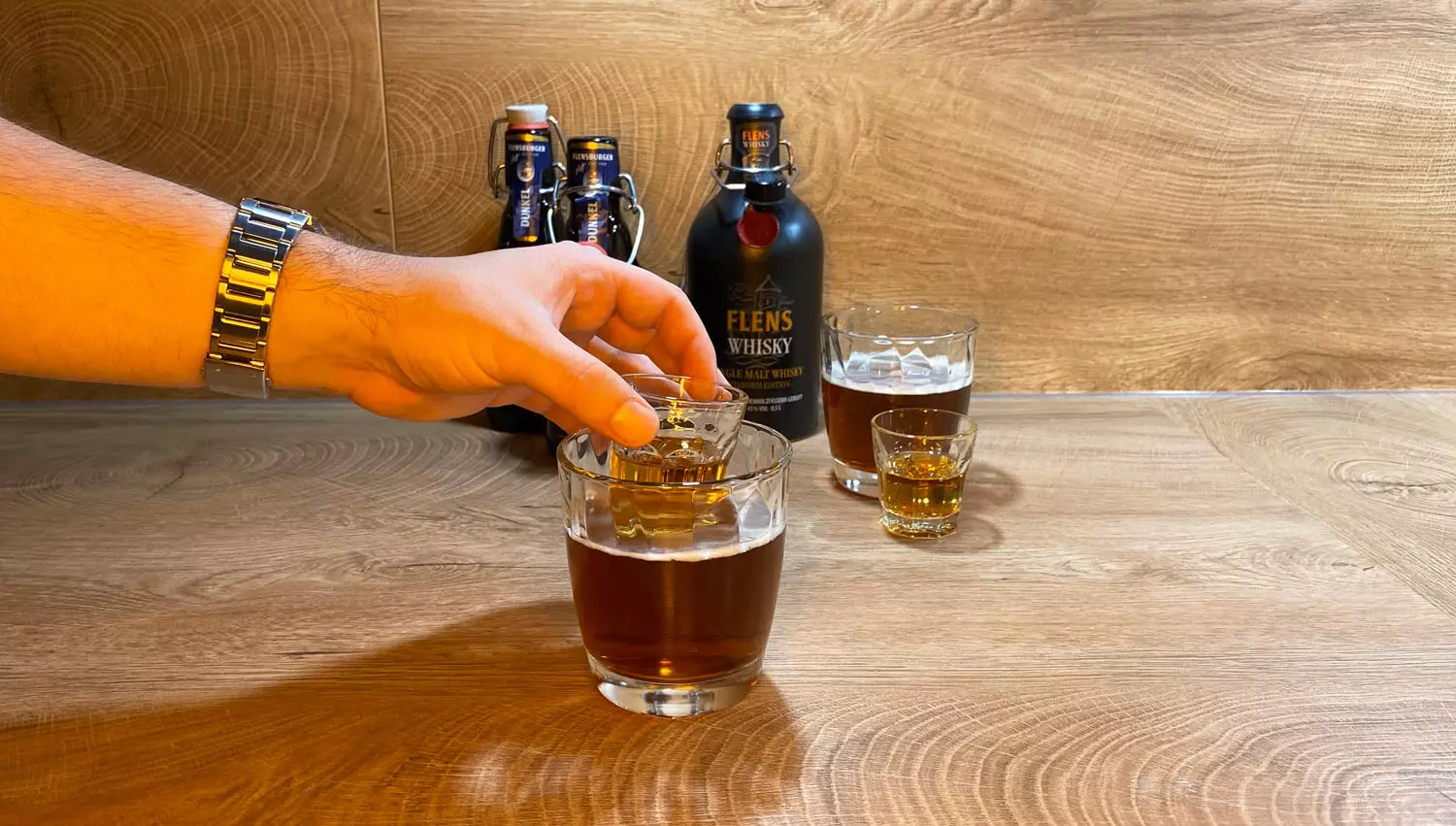 Das Shooter-Glas mit FLENS Whisky wird in das Tumbler-Glas mit Flensburger Dunkel versenkt.