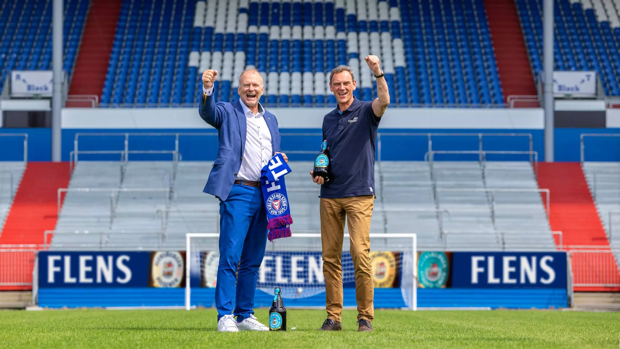 Pressefoto der Geschäftsführer vom KSV und FLENS im Holstein-Stadion.