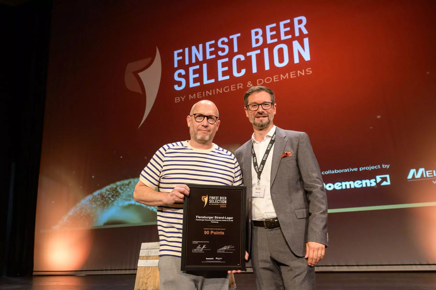 Übergabe der Urkunde fürs Flensburger Strand-Lager bei der Finest Beer Selection 2024.