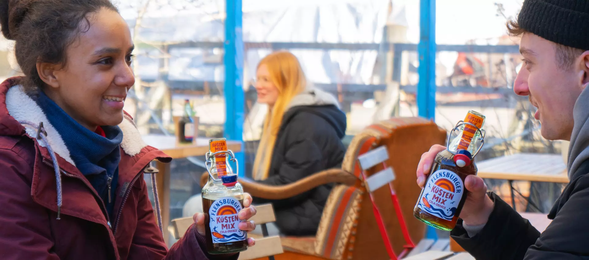 Zwei Freunde stoßen mit dem Flensburger Küstenmix an.