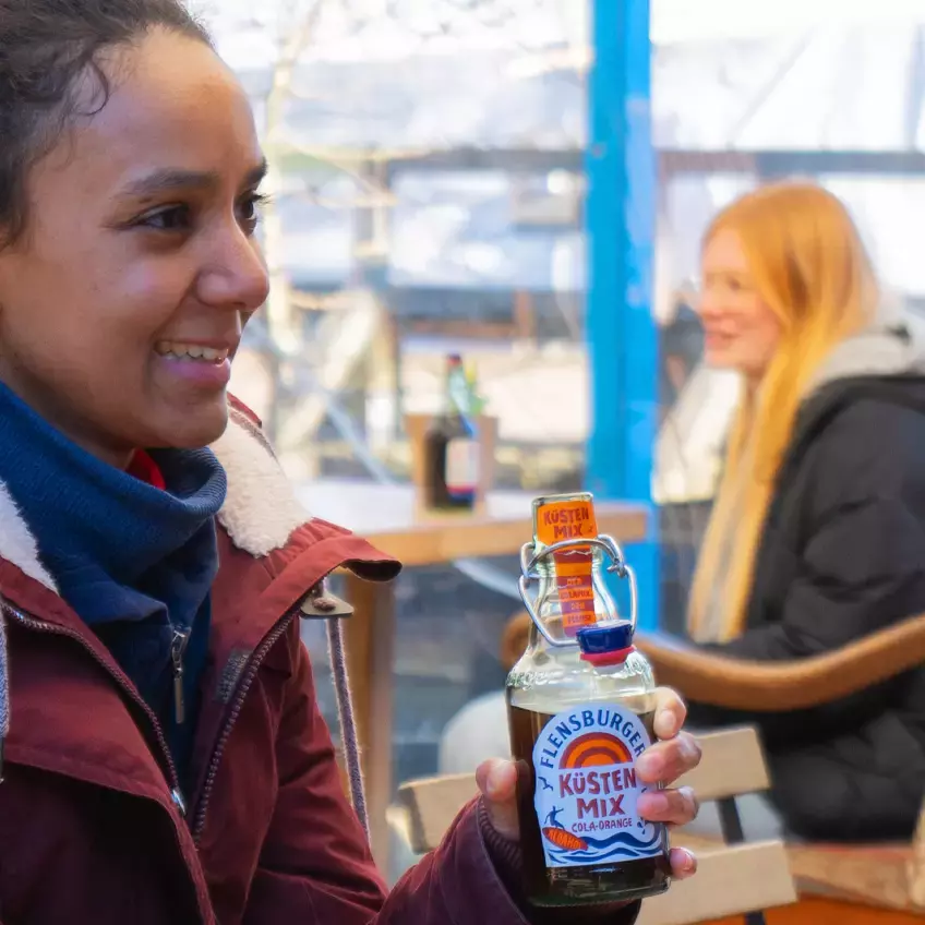 Zwei Freunde stoßen mit dem Flensburger Küstenmix an.