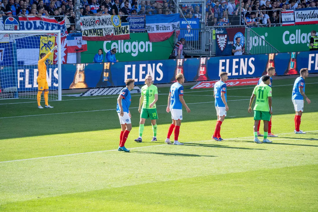 Bandenwerbung von FLENS bei Holstein Kiel.