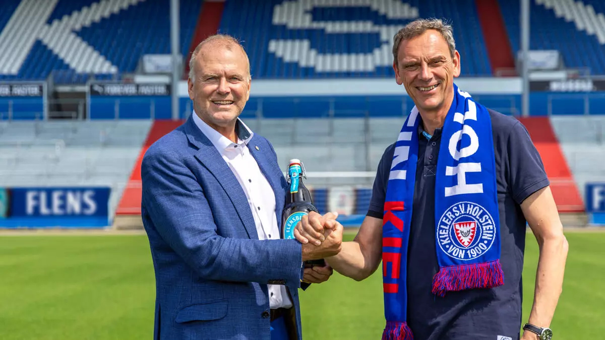 Pressefoto der Geschäftsführer vom KSV und FLENS im Holstein-Stadion.