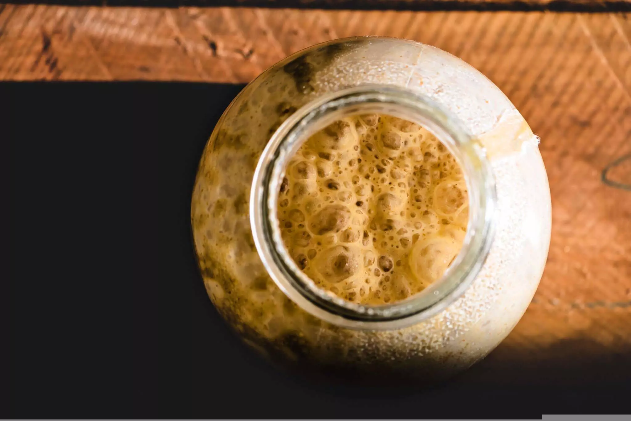 Blick von oben auf eine Flasche, in der Hefe aktiv ist.