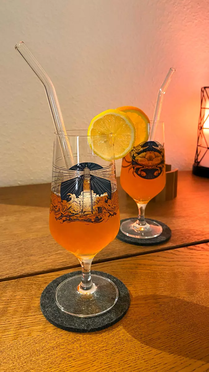 Zwei Gläser mit dem Spaghett-Cocktail aus FLENS Edles Helles, Aperol und Zitronensaft.